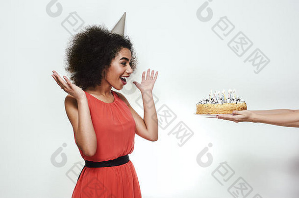 惊喜你!兴奋年轻的非洲式发型美国女人聚会，派对他提高手生日蛋糕蜡烛
