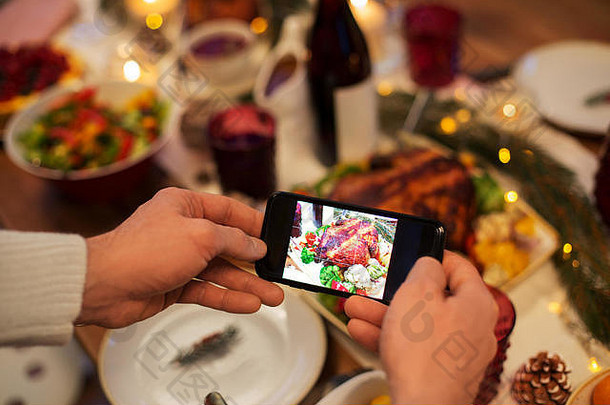 手拍摄食物圣诞节晚餐