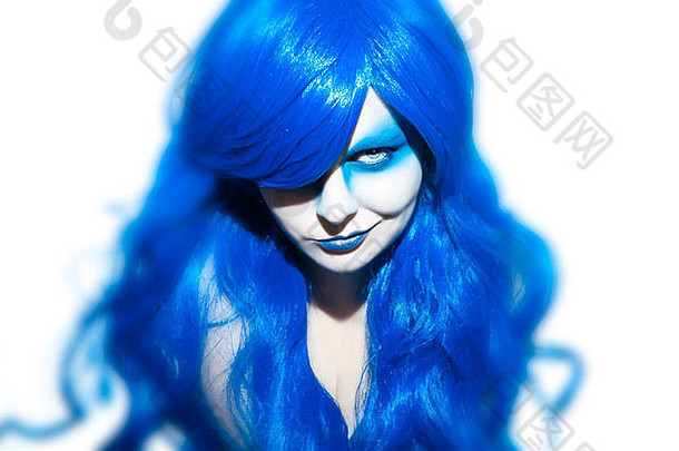 美丽的女人蓝色的头发使