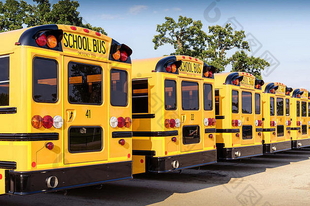清洁黄色的学校公共汽车准备好了一天类