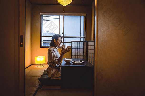 亚洲女人吃传统的日本公寓东京