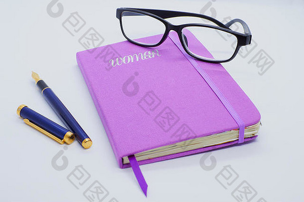 紫色的日记写作女人蓝色的紫色的笔黑色的眼镜白色背景