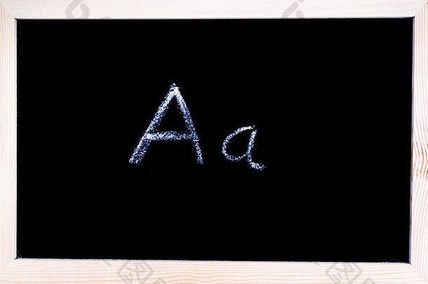 黑板上白色粉笔写作显示资本小写字母
