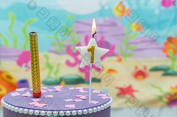 点燃生日蜡烛明星形状模糊背景一年周年纪念日深海主题庆祝活动聚会，派对快乐概念