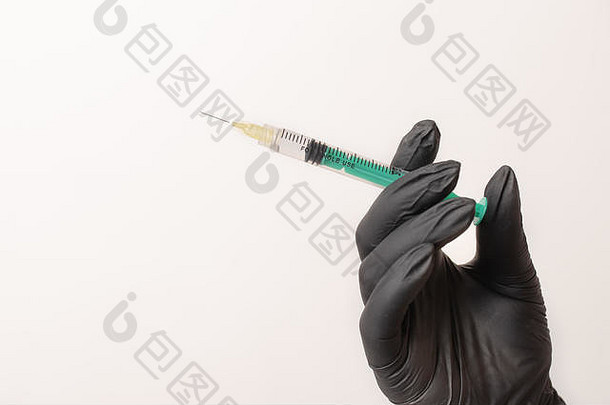 手黑色的手套填满注射器针白色孤立的背景准备好了注射医学药物疫苗类固醇