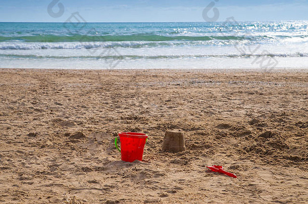 塑料红色的桶谎言沙子空海滩失去孩子<strong>再见夏天</strong>
