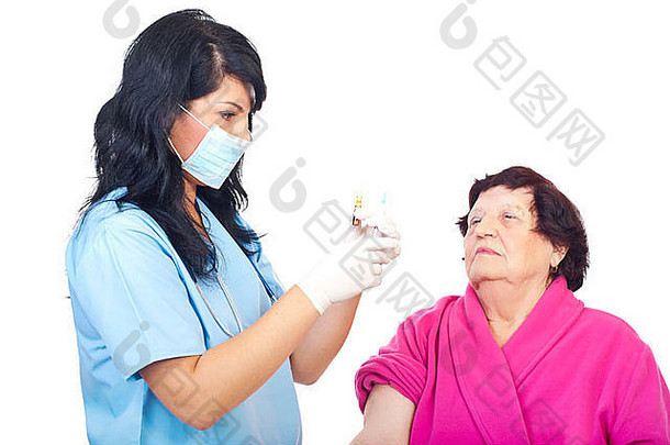 医生女人持有医疗安瓿流感疫苗注射器准备注入上了年纪的病人