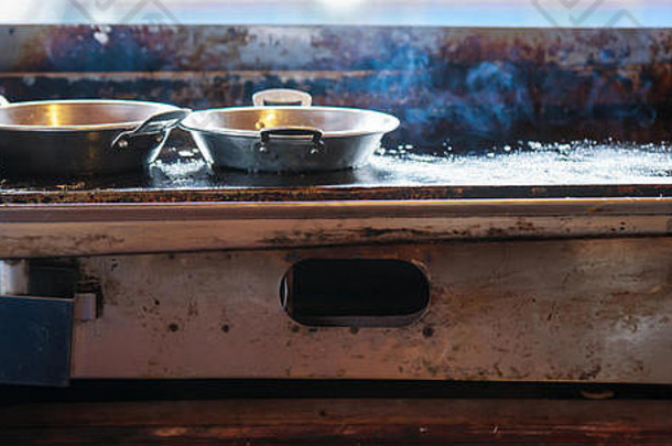 新鲜的吸烟食物不锈钢钢锅热气体推动炉子准备煎早餐餐食物室内厨房背景厨房没有