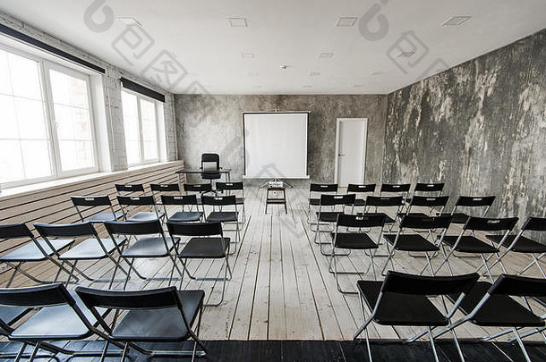 空现代教室黑色的椅子投影仪屏幕