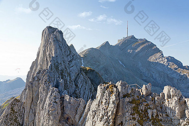 徒步旅行路径岩石多山的地形领先的脊山送距离瑞士