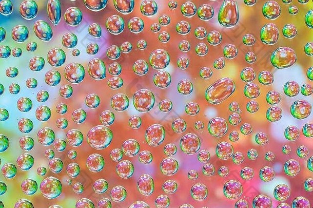 水滴玻璃色彩斑斓的柔和的反射变形背景