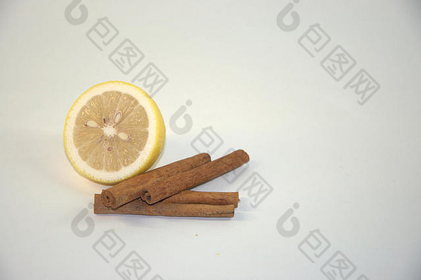 成熟的柠檬肉桂豆荚特写镜头白色背景隔离