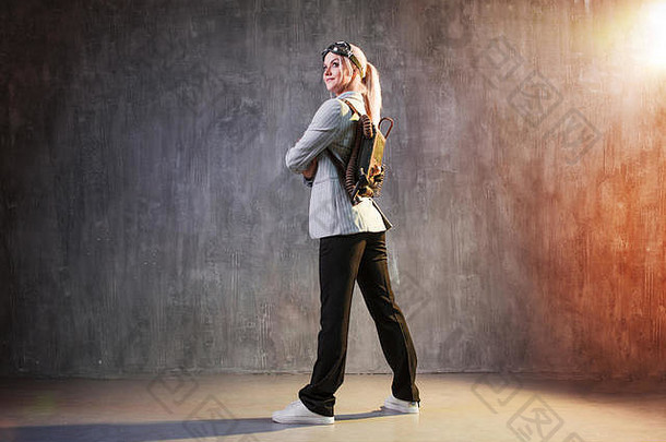 年轻的女人女商人喷气背包回来业务加速度概念启动技术发展