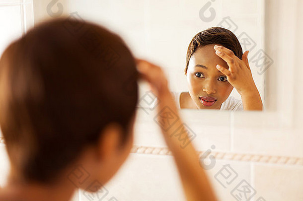 非洲女孩检查脸丘疹镜子