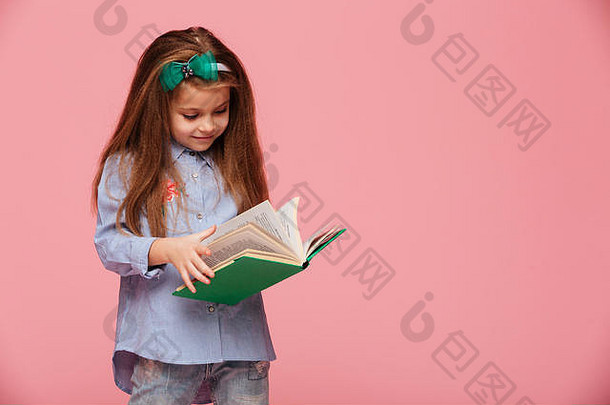 图像聪明的女学生年长奥本头发阅读有趣的书孤立的粉红色的背景
