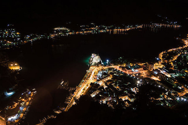 港口小镇肮脏的船巡航船注意晚上黑山共和国