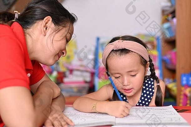 首页学校概念亚洲孩子们妈妈。教学校首页工作科维德检疫冠状病毒隔离在线研究