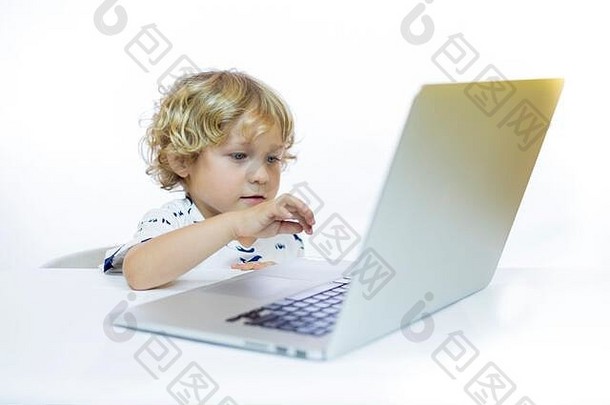 年轻的孩子快乐的表达式年坐着桌子上电脑前面白色背景