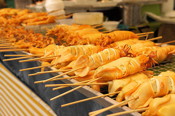 泰国风格烤坚持烧烤典型的街食物泰国