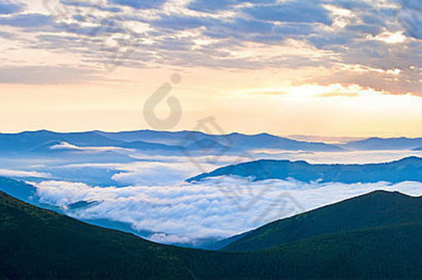 夏天多云的日出山全景视图乌克兰喀尔巴阡山脉的山照片针图像