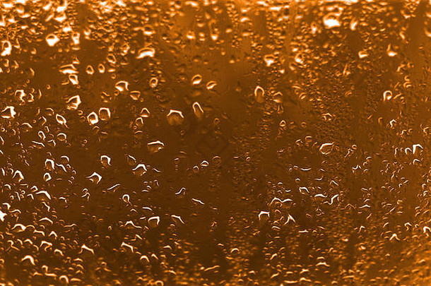 高对比照片滴雨窗口玻璃生动的铜橙色颜色