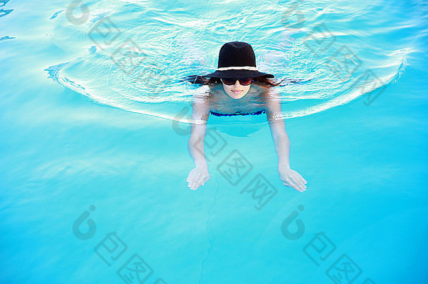 肖像女人太阳镜他游泳池