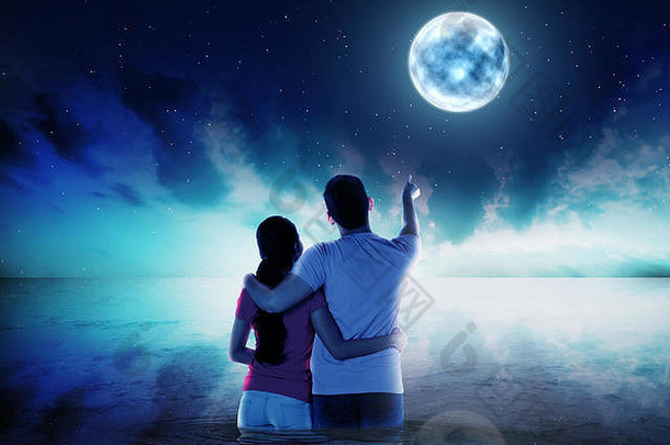 年轻的夫妇桥月亮晚上时间海