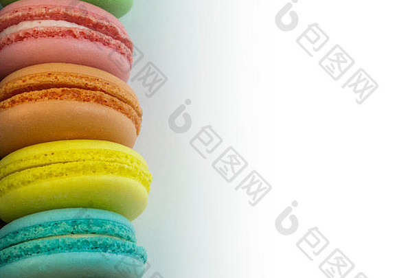 色彩斑斓的通心粉蛋糕白色背景糖果颜色粉红色的橙色黄色的蓝色的烘焙饼干可爱的免费的复制空间
