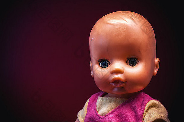 衣服婴儿玩具黑暗红色的背景肖像细节