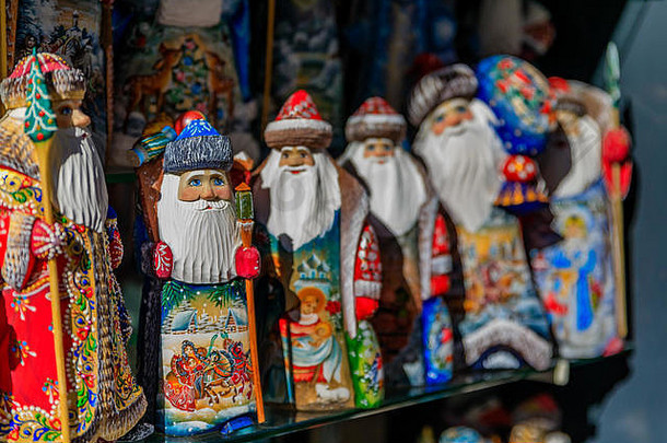 色彩斑斓的圣诞节饰品俄罗斯圣诞老人老人d莫罗兹祖父霜显示出售纪念品商店圣彼得堡俄罗斯