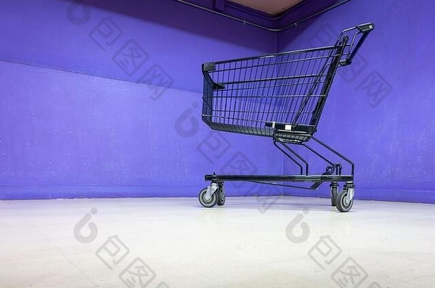 空购物车走廊地板部门商店电车金属购物者消费主义超市商店购物辊篮子