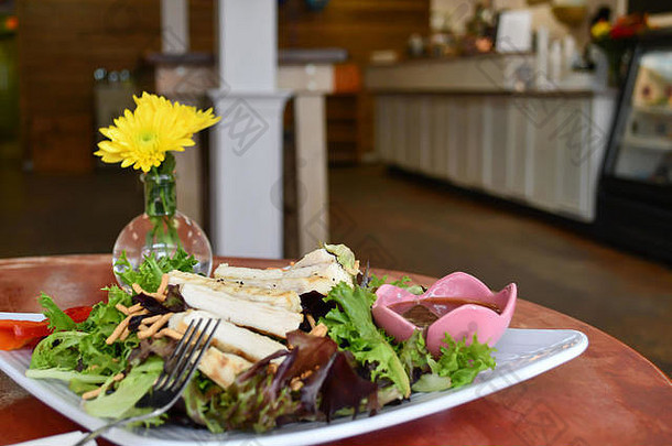 健康的鸡沙拉芝麻菜生菜休闲咖啡馆设置午餐晚餐美味的餐这个!