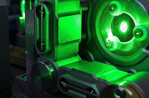 镜子反射强大的绿色激光光内部科学系统