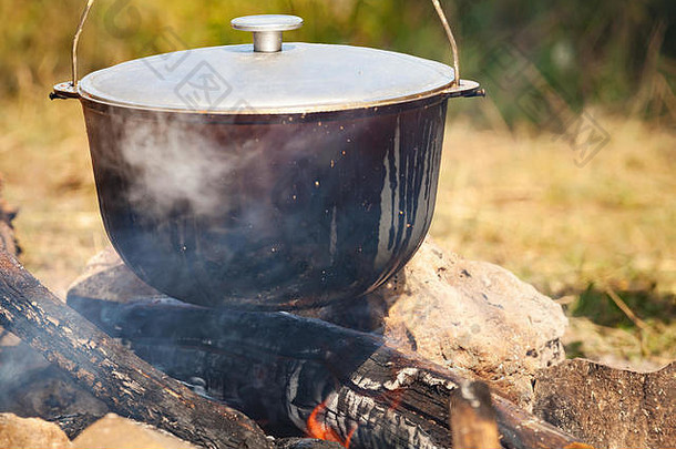 准备汤开放火野营餐篝火黑色的大锅