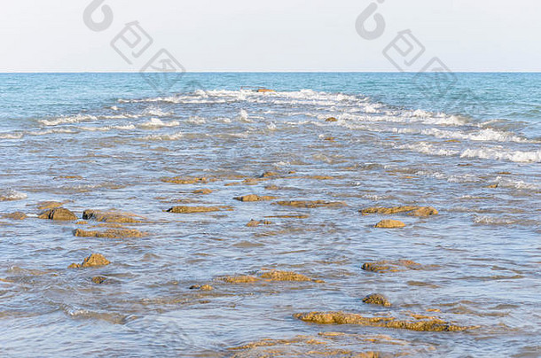 防浪堤海电流相反方向逆流波崩溃光荣的日落海滩benicassim西班牙