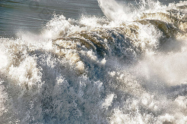 巨大的波崩溃海边意大利