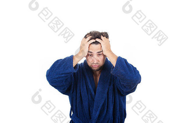 肖像迟到的年轻的男人。穿蓝色的浴袍持有手头不能之后时间工作孤立的白色背景