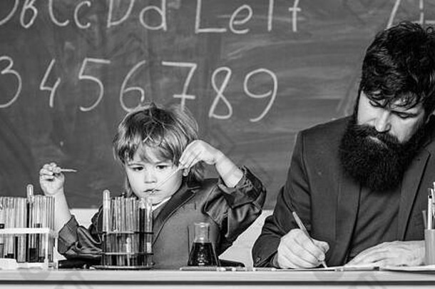 儿子父亲学校公式实验有机化学实验室智慧回来学校小男孩老师男人。生物技术研究概念年轻人多头学习