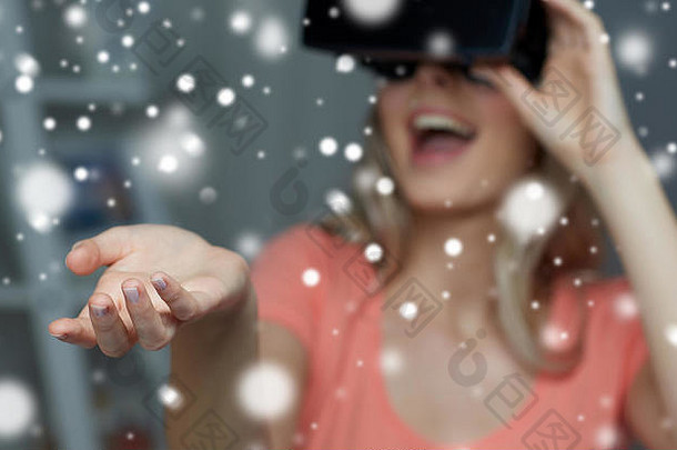 快乐女人虚拟现实耳机眼镜