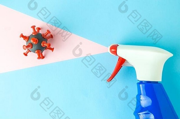 喷雾瓶消毒液破坏电晕病毒细胞最小的有创意的概念