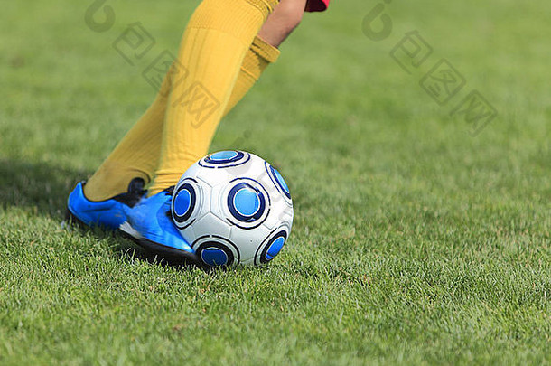 细节图像足球玩家的腿踢球