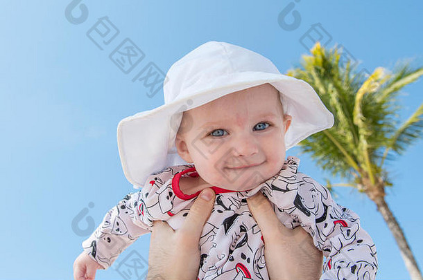 美丽的快乐富有表现力的金发碧眼的女孩蹒跚学步的海滩太阳保护墨西哥
