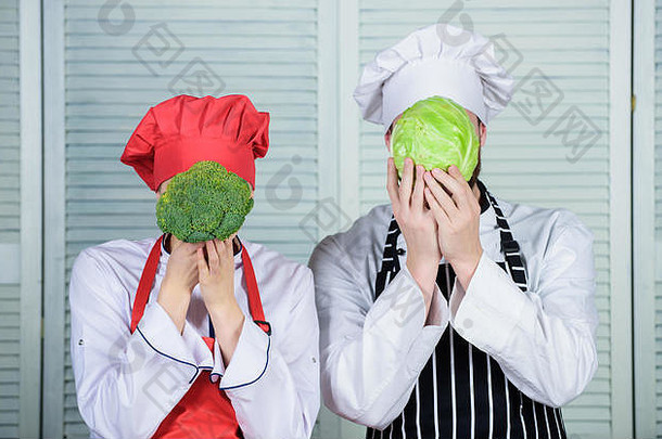 饮食心夫妇厨师持有卷心菜西兰花前面脸健康的食物概念夫妇烹饪健康的素食者餐素食者家庭素食者营养蔬菜饮食