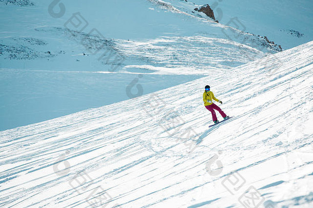 照片体育女孩穿头盔面具滑雪山坡