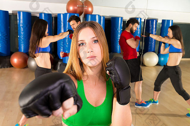 拳击aerobox金发碧眼的女人肖像健身健身房培训锻炼