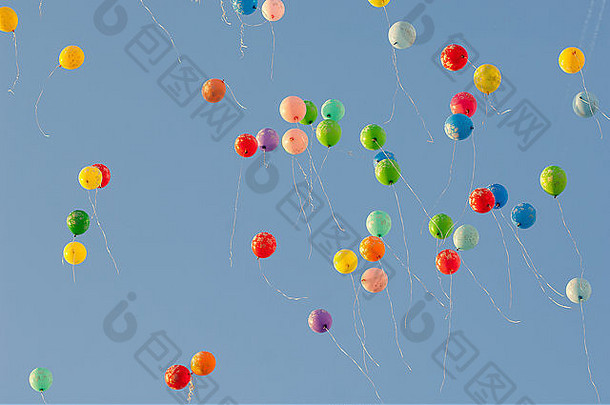 baloons空气阳光明媚的夏天一天蓝色的天空