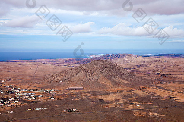内陆北部Fuerteventura金丝雀岛屿视图山坡上年轻的山神圣的山廷达亚