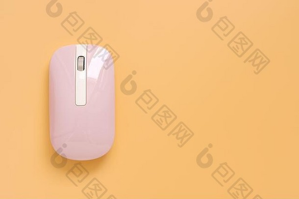 平躺粉红色的无线电脑鼠标黄色的柔和的背景最小的有创意的布局女工作空间前视图复制空间