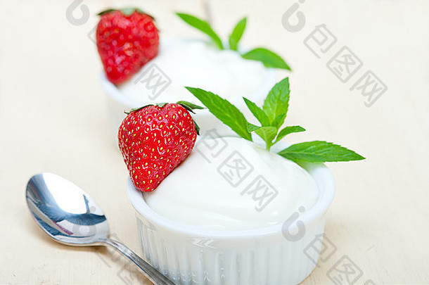 有机希腊酸奶草莓白色乡村木表格