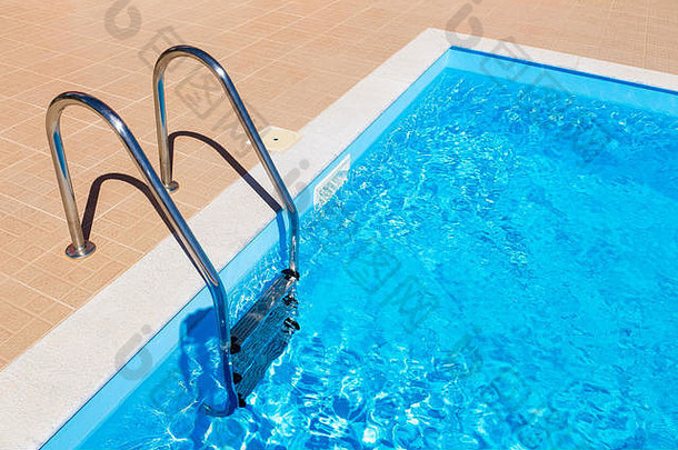 水蓝色的游泳池步骤夏天季节